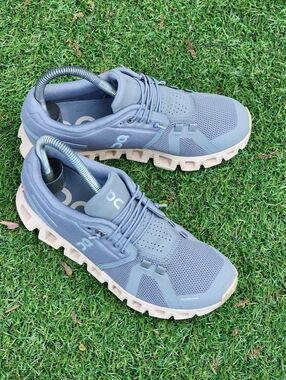 ON CLOUD 5 - Womens Sneakers - SIZE 6.